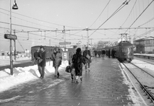 812747 Gezicht op het tweede perron van het N.S.-station Zutphen te Zutphen, tijdens winterse omstandigheden, met links ...
